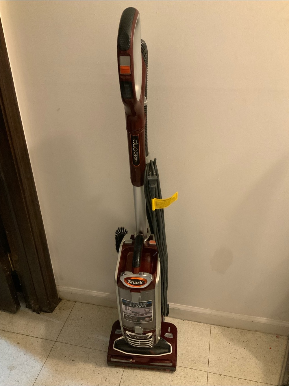 Shark duo powered Lift-Away Upright Vacuum with attachment. Barely used. NV800W.